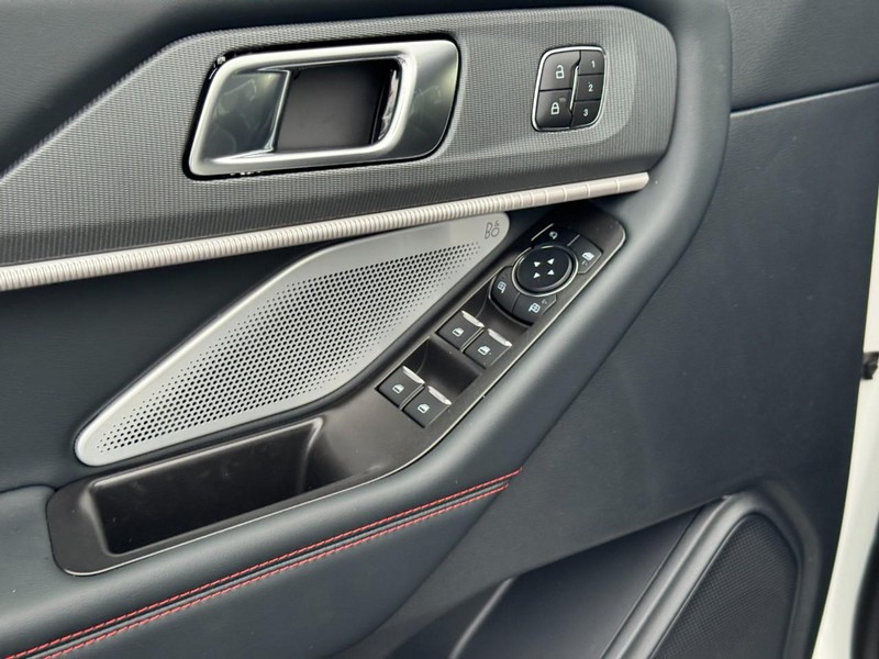 Ford Explorer Vehicle Image 11