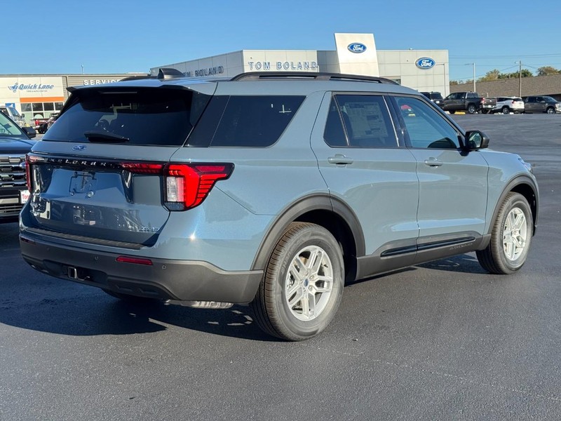 Ford Explorer Vehicle Image 03