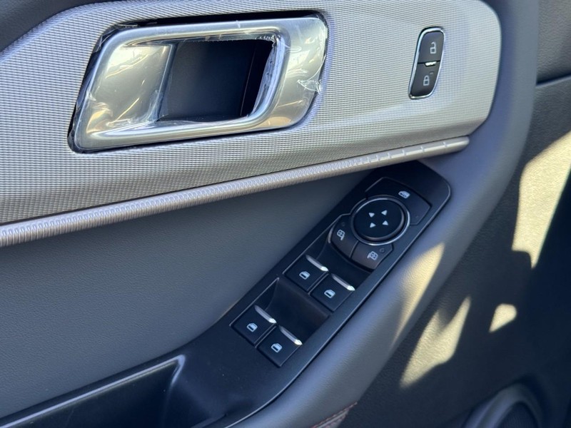 Ford Explorer Vehicle Image 12