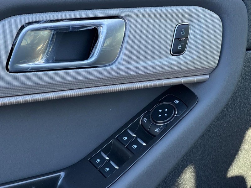 Ford Explorer Vehicle Image 12