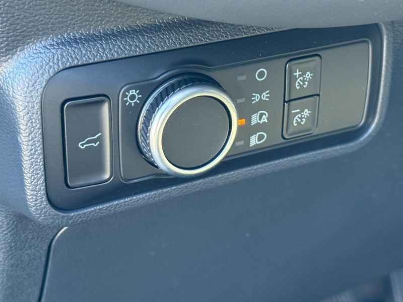 Ford Explorer Vehicle Image 13