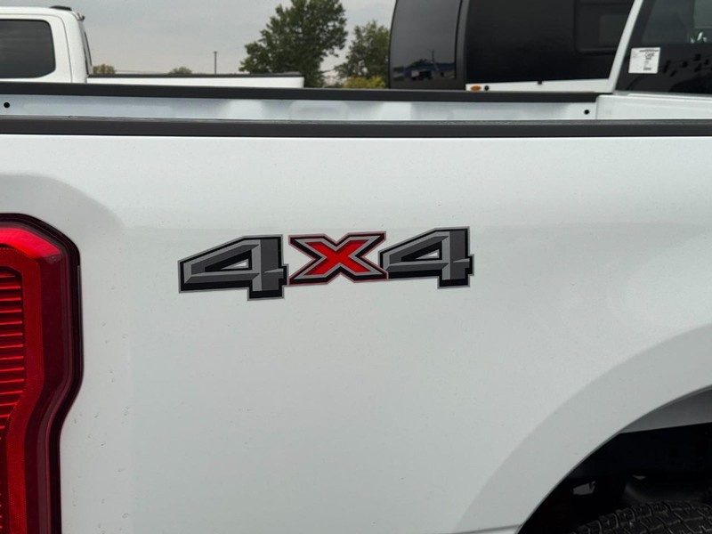 Ford Super Duty F-350 SRW Vehicle Image 04