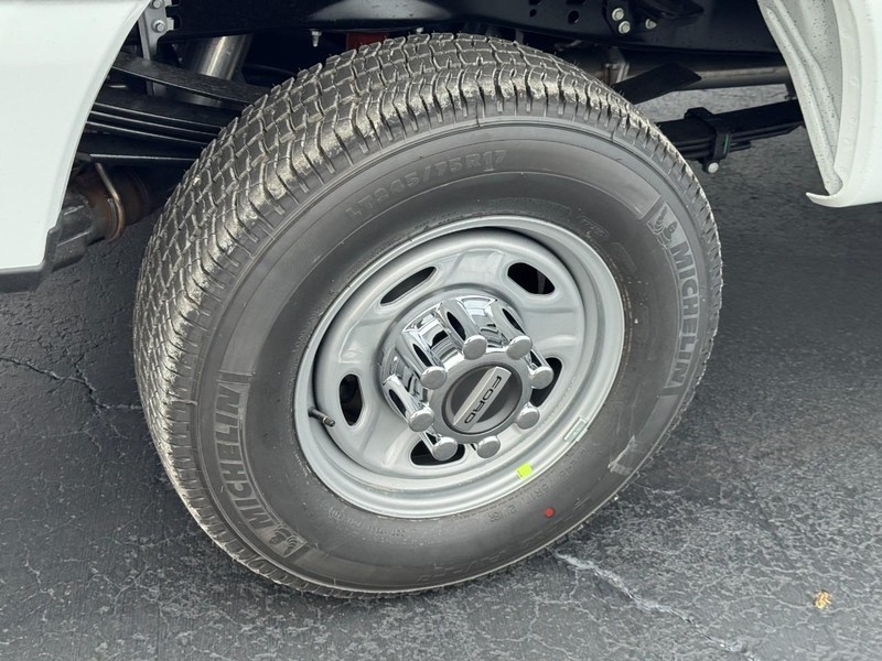 Ford Super Duty F-350 SRW Vehicle Image 05