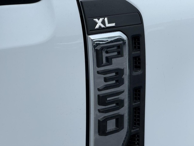 Ford Super Duty F-350 SRW Vehicle Image 11