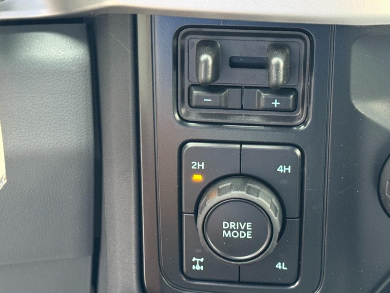 Ford Super Duty F-350 SRW Vehicle Image 16