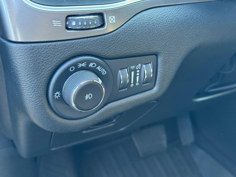 Jeep Cherokee Vehicle Image 17