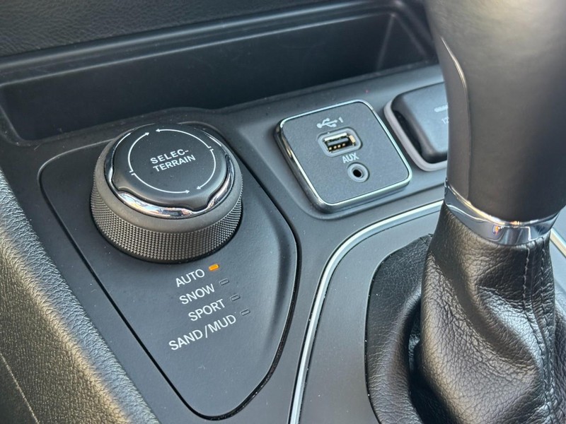 Jeep Cherokee Vehicle Image 22