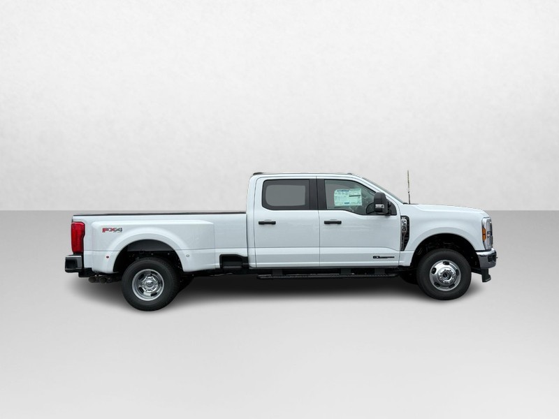 Ford Super Duty F-350 DRW Vehicle Image 02
