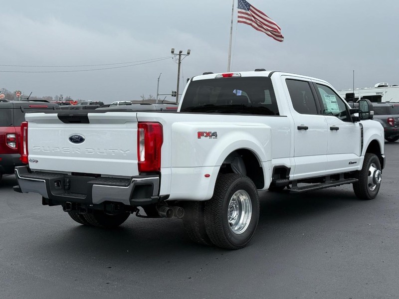 Ford Super Duty F-350 DRW Vehicle Image 03