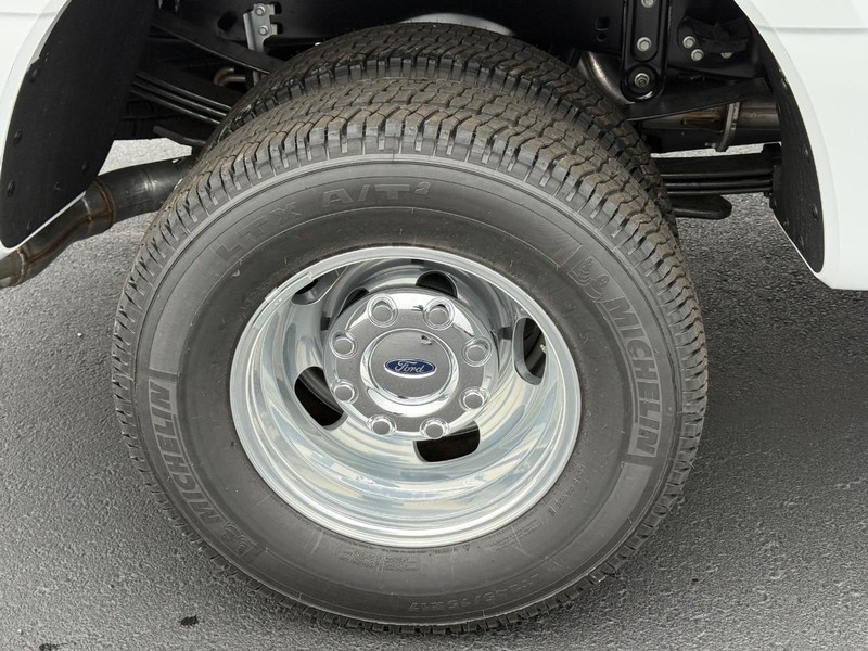 Ford Super Duty F-350 DRW Vehicle Image 04