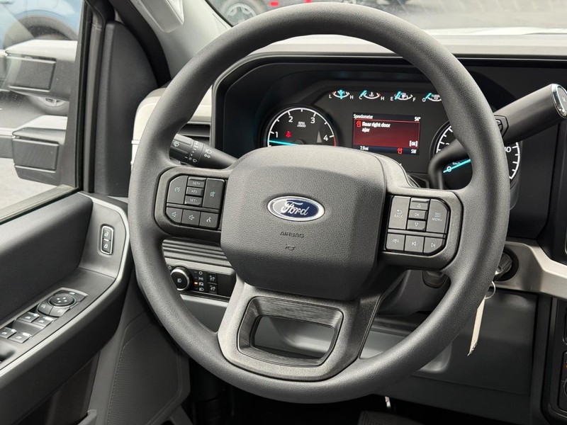 Ford Super Duty F-350 DRW Vehicle Image 08