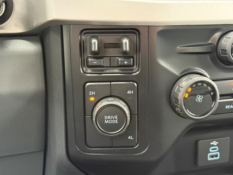 Ford Super Duty F-350 DRW Vehicle Image 13