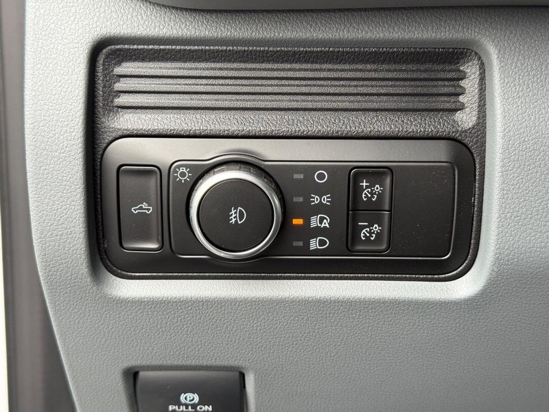 Ford Super Duty F-350 DRW Vehicle Image 17