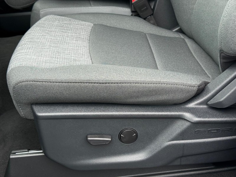 Ford Super Duty F-350 DRW Vehicle Image 19