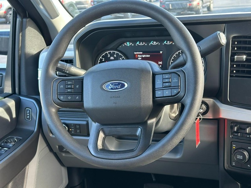 Ford Super Duty F-350 SRW Vehicle Image 06