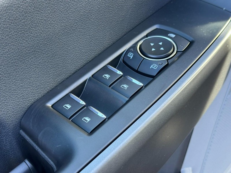 Ford Super Duty F-350 SRW Vehicle Image 09