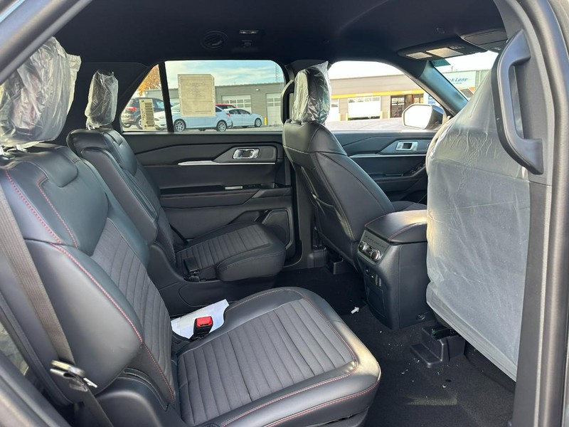 Ford Explorer Vehicle Image 04