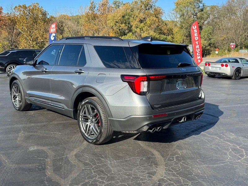 Ford Explorer Vehicle Image 04