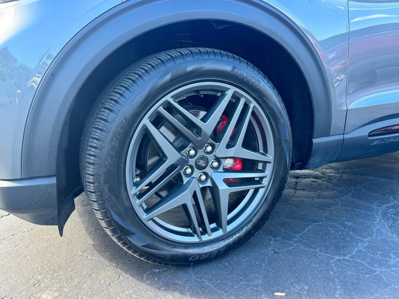 Ford Explorer Vehicle Image 09