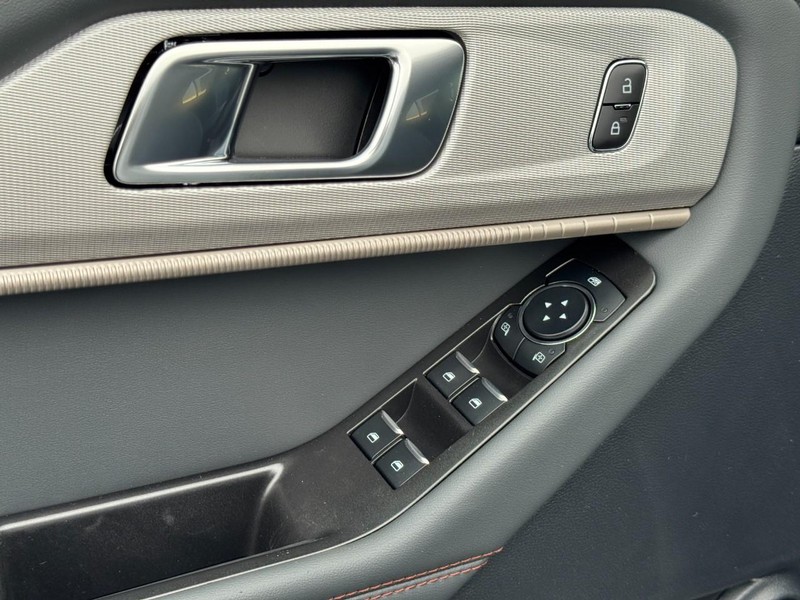 Ford Explorer Vehicle Image 12