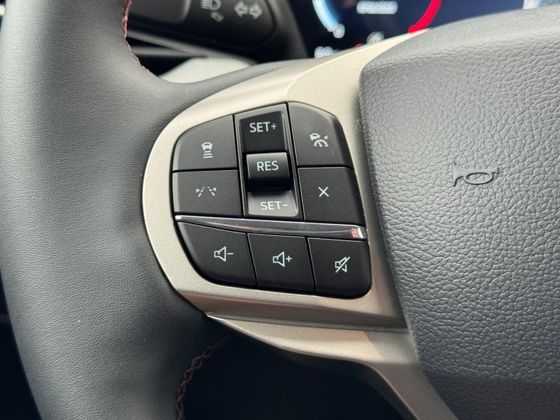 Ford Explorer Vehicle Image 15