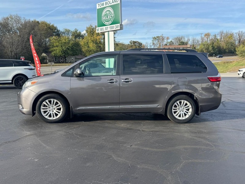 Toyota Sienna Vehicle Image 03