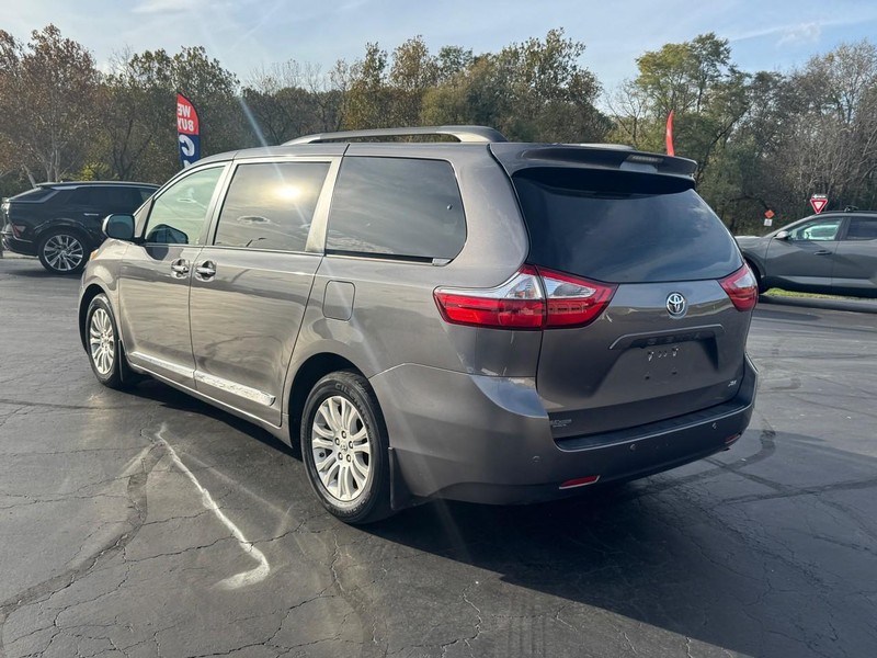 Toyota Sienna Vehicle Image 04