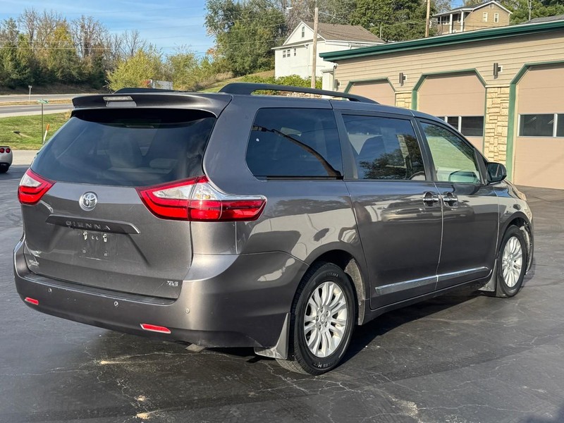 Toyota Sienna Vehicle Image 08