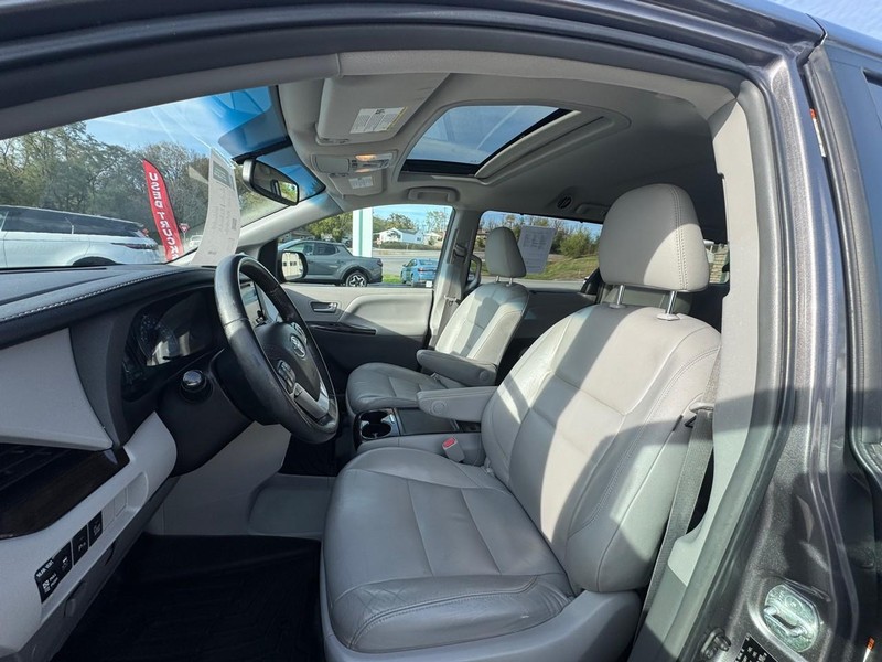Toyota Sienna Vehicle Image 10