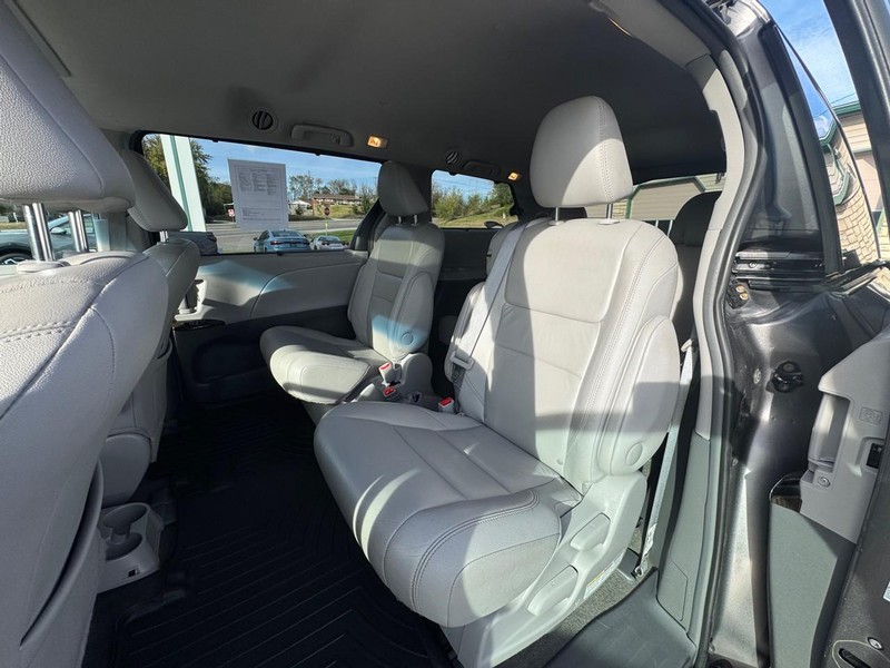 Toyota Sienna Vehicle Image 11