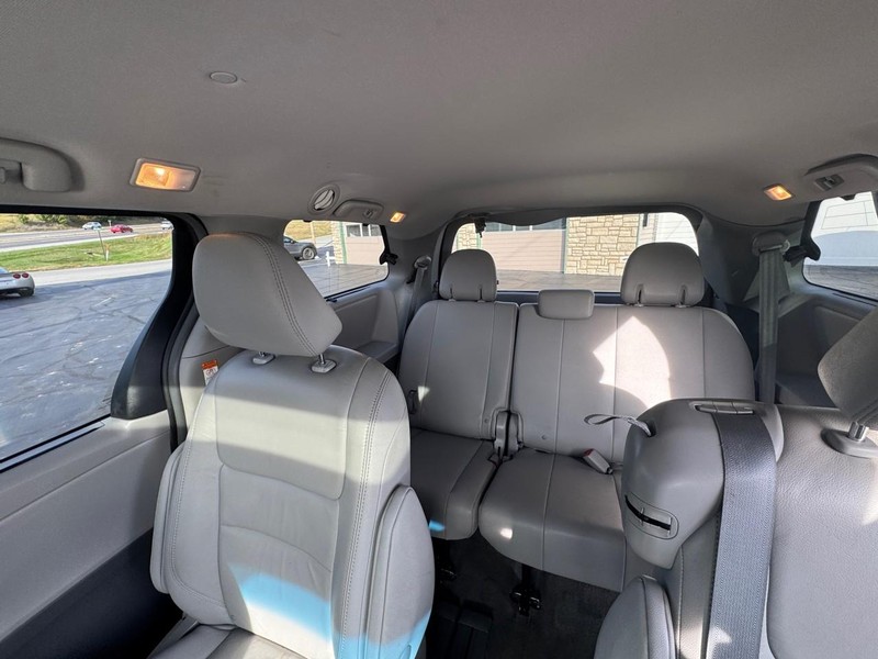 Toyota Sienna Vehicle Image 12