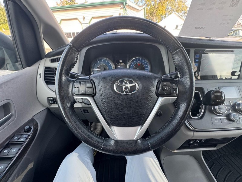 Toyota Sienna Vehicle Image 13