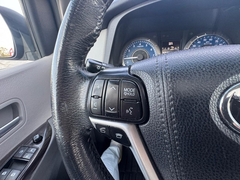 Toyota Sienna Vehicle Image 14