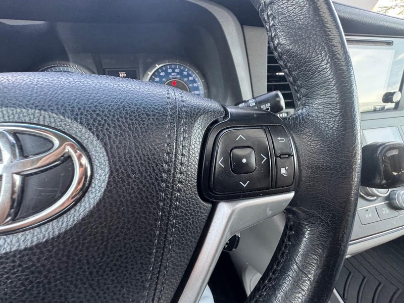 Toyota Sienna Vehicle Image 15