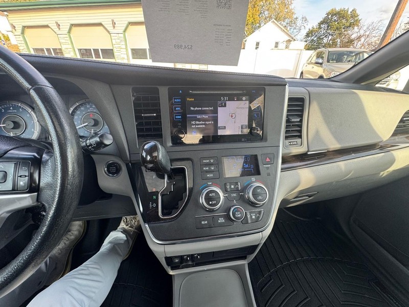 Toyota Sienna Vehicle Image 17