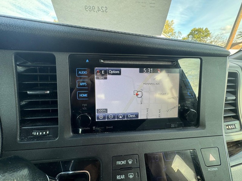 Toyota Sienna Vehicle Image 18