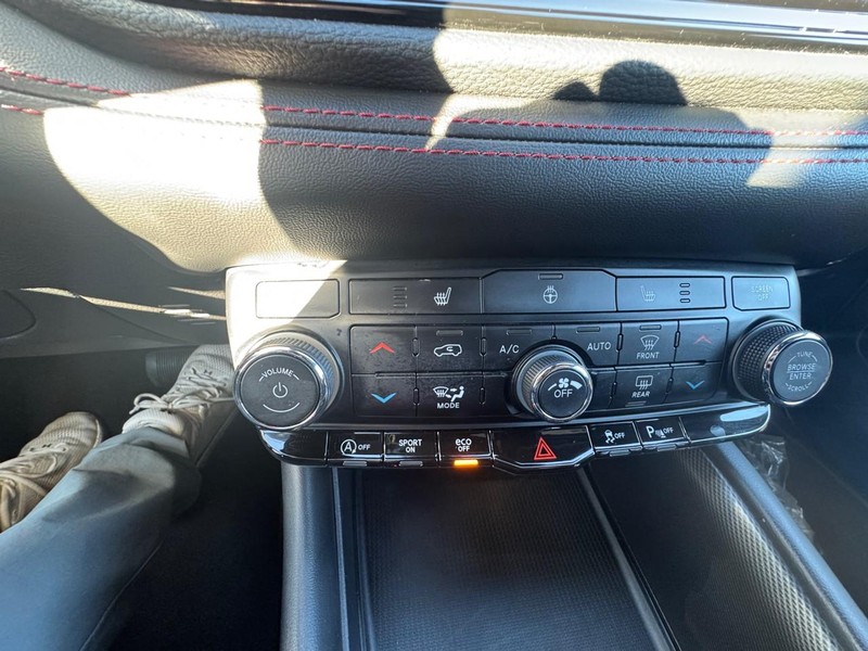 Dodge Durango Vehicle Full-screen Gallery Image 23