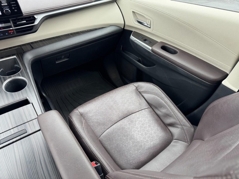 Toyota Sienna Vehicle Image 18