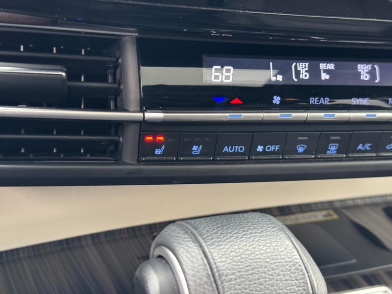 Toyota Sienna Vehicle Image 25