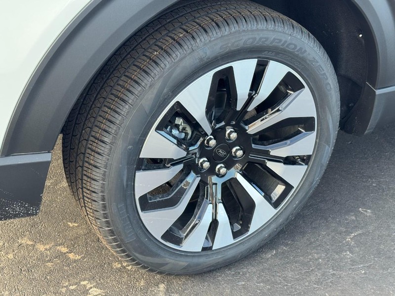 Ford Explorer Vehicle Image 04