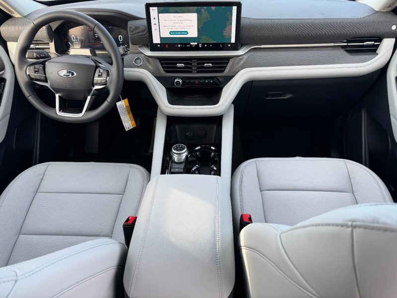 Ford Explorer Vehicle Image 07