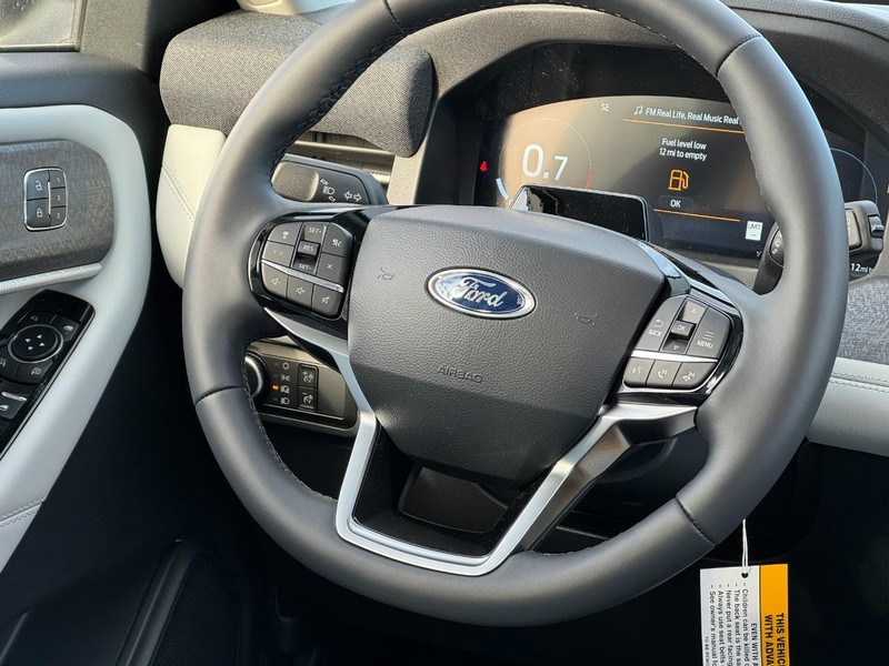 Ford Explorer Vehicle Image 08