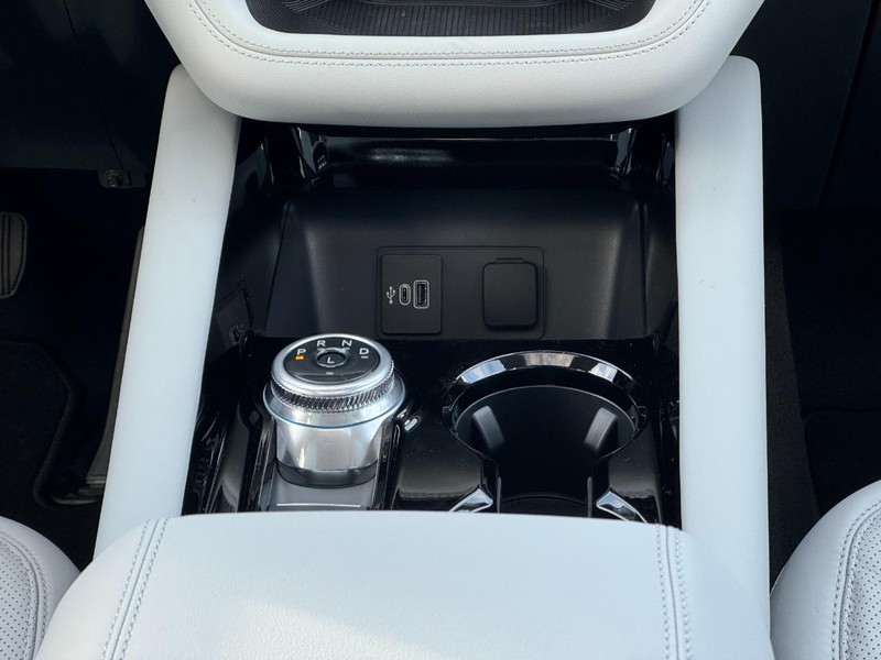 Ford Explorer Vehicle Image 10