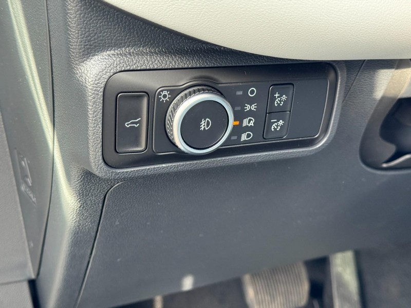 Ford Explorer Vehicle Image 12