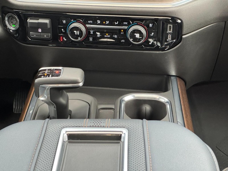 Chevrolet Silverado 1500 Vehicle Full-screen Gallery Image 14