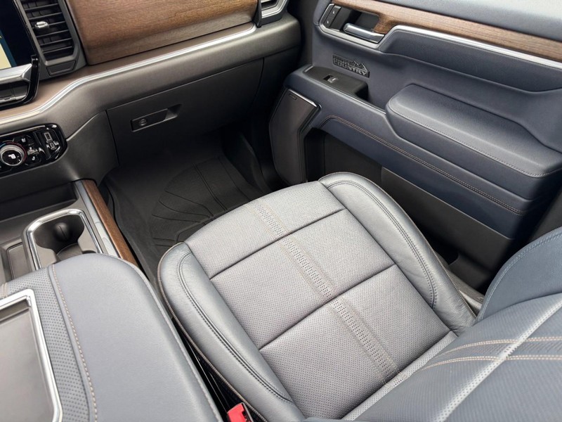 Chevrolet Silverado 1500 Vehicle Full-screen Gallery Image 15