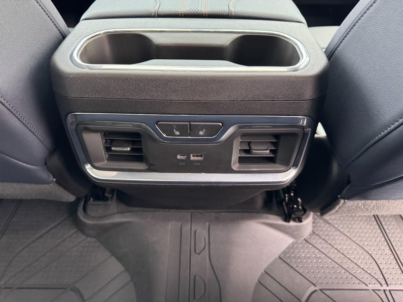 Chevrolet Silverado 1500 Vehicle Full-screen Gallery Image 16