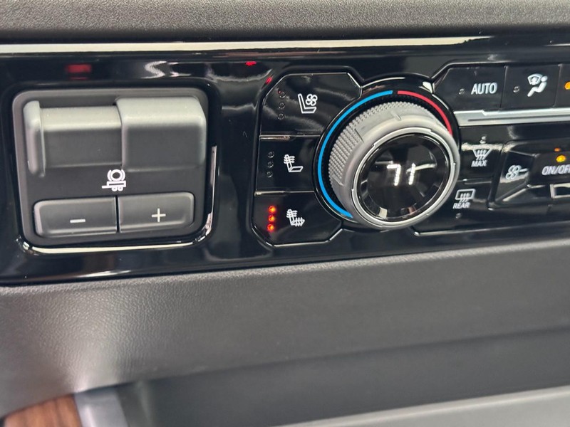 Chevrolet Silverado 1500 Vehicle Full-screen Gallery Image 22