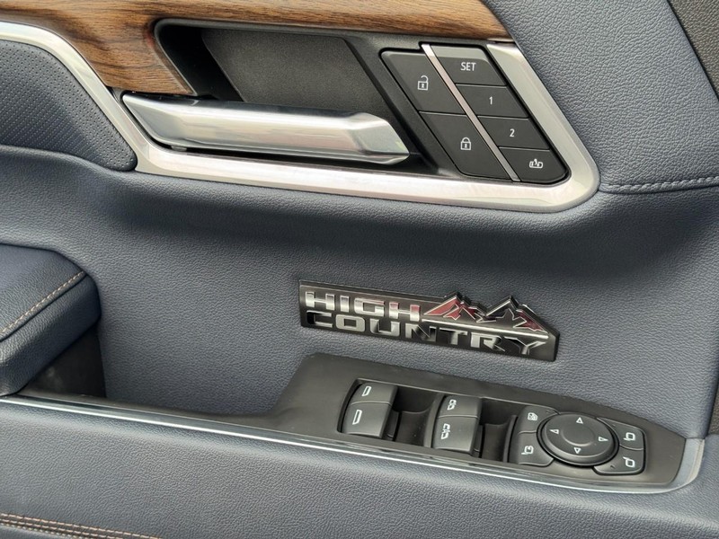 Chevrolet Silverado 1500 Vehicle Full-screen Gallery Image 23