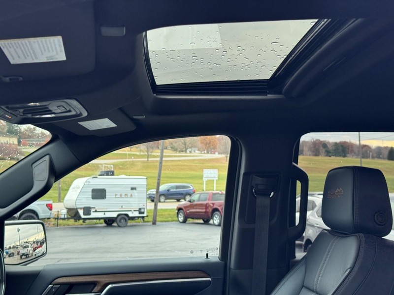 Chevrolet Silverado 1500 Vehicle Full-screen Gallery Image 24